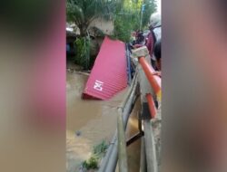 Tabrak Becak Barang, Truk Terjun Ke Sungai