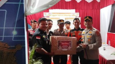 Kapolres Lhokseumawe Tinjau Dua Pos Pam Operasi Lilin Seulawah dan Serahkan Bingkisan