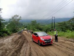 Personel Polres Lhokseumawe Lakukan Pengamanan Pengerjaan Pengerasan Badan Jalan Lintas KKA – Bener Meriah