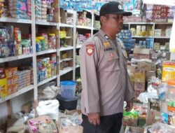 Personel Polsek Kuta Makmur Rutin Cek Stok Sembako di Pasar Keude Blang Ara