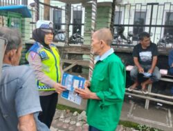 Polantas Lhokseumawe Bagikan Brosur Himbauan Tertib Berlalulintas kepada Para Abang Becak