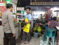 Patroli Malam Hari, Personel Polsek Syamtalira Bayu Beri Himbauan Kepada Pedagang