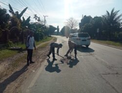 Kapolsek Dewantara Bersama Warga Perbaiki Jalan Berlubang di Gampong Ulee Reuleung