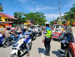 Strong Poin Siang, Polantas Lhokseumawe Atur Lalu Lintas di Depan Sekolah