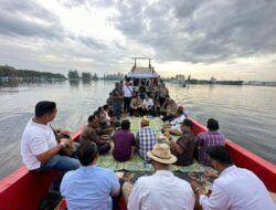 Jumat Curhat, Kapolres Lhokseumawe Dengarkan Keluhan Panglima Laot dan Nelayan di Tengah Laut