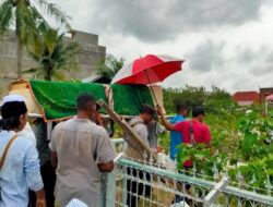 Wujud Kepedulian, Bhabinkamtibmas Polsek Dewantara Ikut Antar Jenazah Warga Desa Binaan