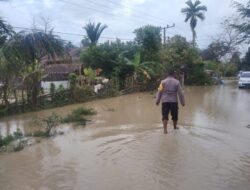 Banjir Rendam Pemukiman Penduduk, Personel Polsek Samudera Imbau Warga Matikan Arus Listrik