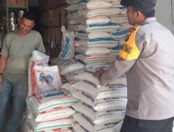 Personel Polsek Simpang Keuramat Cek Stok Sembako di Pasar Keude Simpang IV