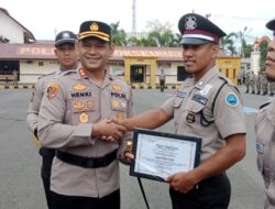 Kapolres Lhokseumawe Serahkan Penghargaan Kepada Tiga Satpam Terbaik