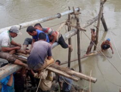 Pipa Pompanisasi Air ke Sawah Cot Dah Rusak Akibat Banjir, Warga Perbaiki Secara Swadaya