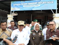 Pj Bupati Aceh Utara Serahkan Sembako Murah Operasi Pasar Tanggap Inflasi