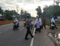 Layani Siswa Menuju ke Sekolah, Personel Polsek Blang Mangat Strong Poin di Ulee Blang Mane