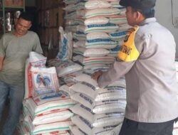 Personel Polsek Simpang Keuramat Cek Stok Beras di Kedai Kelontong