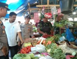 Monitoring Stok Sembako, Kapolsek Syamtalira Bayu Blusukan ke Pasar Tradisional