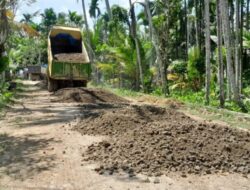 Pemdes Matang Cubrek Manfaatkan Dana Desa Untuk Perbaikan Jalan Induk Antar Gampong