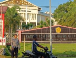 Personel Polsek Blang Mangat Atur Lalin di Depan Pintu Masuk Kampus Politeknik