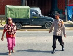 Cegah Macet dan Laka Lantas, Personel Polsek Muara Satu Strong Poin di Simpang Pasar Batuphat