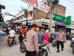 Antisipasi Kemacetan, Personel Polsek Syamtalira Bayu Atur Lalin di Keude Bayu Jelang Berbuka