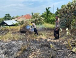 Kebakaran Lahan, Personel Polsek Muara Dua Datangi TKP