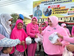 Bhayangkari Cabang Lhokseumawe Berbagi Takjil Kepada Pengguna Jalan