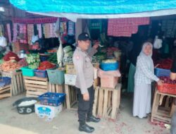 Cek Ketersediaan Sembako Selama Ramadhan, Dua Personel Polsek Muara Batu Turun ke Pasar Tradisional