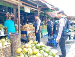 Patroli Cegah Premanisme di Pasar Pusong, Tim URC Polres Lhokseumawe Sambang Pedagang