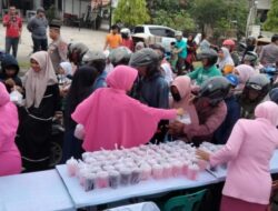 Berkah Ramadhan, Pengurus Bhayangkari Cabang Lhokseumawe Bagi Takjil Gratis Kepada Pengguna Jalan