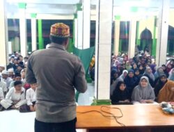 Personel Sat Binmas Polres Lhokseumawe Beri Penyuluhan Tentang Dampak Negatif Penggunaan Medsos Kepada Santri