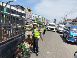 Mobil pickup Isuzu Panther mengalami patah roda as di Simpang Selat Malaka