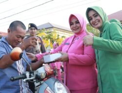 Bhayangkari dan Persit Kompak Berbagi Takjil Kepada Pengguna Jalan di Lhokseumawe