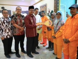 Aceh Utara Serahkan 10 Unit Rumah Duafa dan 283 Paket Sembako untuk Petugas Kebersihan 