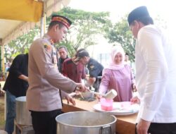 Kapolres Lhokseumawe Bagi Kanji Rumbi di Islamic Center