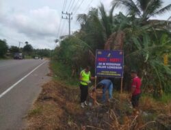 Antisipasi Laka di Musim Mudik, Personel Polsek Nisam Pasang Pamplet Himbauan Rawan Longsor