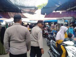 Dua Personel Polsek Syamtalira Bayu Patroli di Pusat Penjualan Takjil