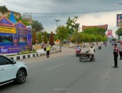 Polantas Lhokseumawe Atur Lalin di Depan Pos Pelayanan Ops Ketupat Seulawah