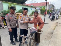 Jelang Lebaran, Kapolsek Muara Dua Berbagi Sirup dengan Abang Becak dan Warga Kurang Mampu