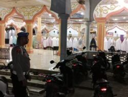 Personel Polsek Nisam Tetap Lakukan Pengamanan Shalat Tarawih di Penghujung Ramadhan