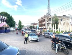 Arus Balik Lebaran, Polantas Lhokseumawe Atur Lalin di Depan Pos Cunda