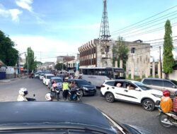 Arus Balik Lebaran Padat merayap, Polantas Lhokseumawe Atur Lalin di Depan Pos Cunda 