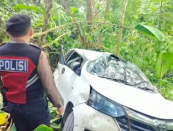 Satu unit mobil  Toyota Avanza  mengalami kecelakaan tunggal di KM 32 Gunung Salak