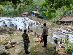 Bersinergi dengan TNI, Personel Polsek Kuta Makmur Wujudkan Kenyamanan Pengunjung di Lokasi Wisata 