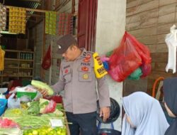 Jaga Stabilitas Stok Sambako, Personel Polsek Kuta Makmur Turun ke Pasar Keude Blang Ara