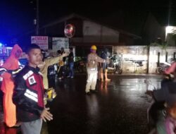 Personel Polsek Banda Sakti Atur Lalin di Lokasi Pohon Tumbang