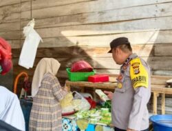 Personel Polsek Kuta Makmur Rutin Sampaikan Pesan Kamtibmas Kepada Masyarakat di Malam Hari