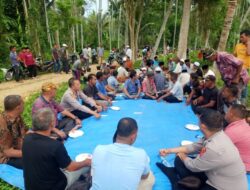 Junjung Kearifan Lokal, Kapolsek Nisam Hadiri Kenduri Blang di Gampong Binjee