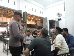 Patroli Dialogis Malam Hari, Personel Polsek Syamtalira Bayu Beri Himbauan Kamtibmas Kepada Warga di Warkop