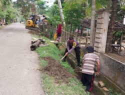 Bhabinkamtibmas Syamtalira Bayu Gotong Royong Bersama Warga Cut Neuheun