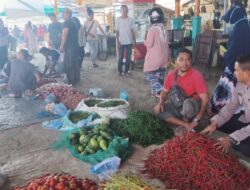 Jaga Ketersediaan Sembako, Peeosnel Polsek Muara Satu Turun ke Pasar Batuphat