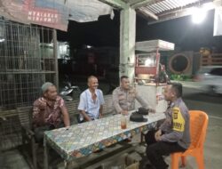 Personel Polsek Syamtalira Bayu Rutin Sambang Warga di Malam Hari