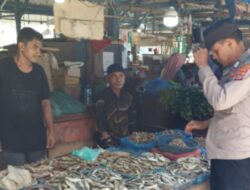 Personel Polsek Syamtalira Bayu Kembali Pantau Persediaan Sembako di Pasar Tradisional